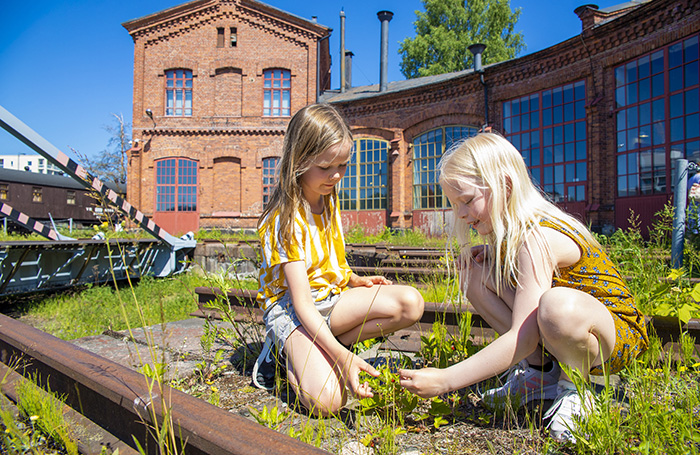 Tytöt Rautatiemuseolla