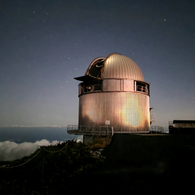 Nordic Optical Telescope aamunkajossa yön viimeisten mittausten aikaan.