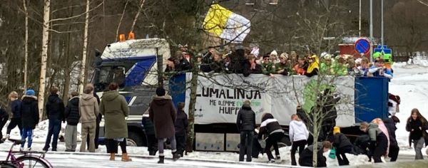 Penkkaripäivä ja penkkariauto, josta heiteltiin karkkia