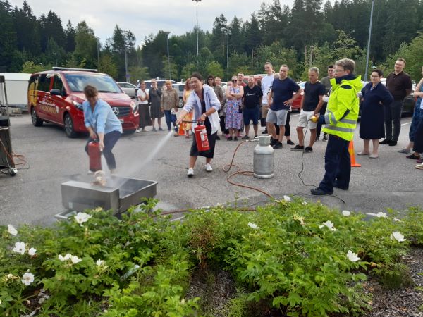 opettajat sammuttavat tulta vaahtosammuttimilla