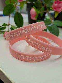 kolme_ranneketta_tyttöjenpäivä.jpg